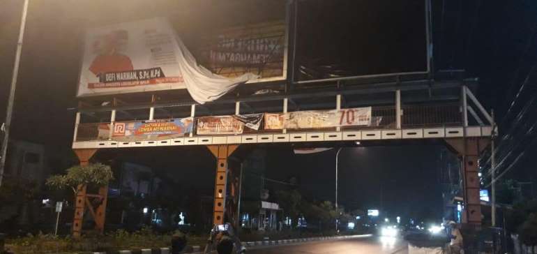 Bawaslu Pekanbaru Turunkan Paksa Puluhan APK Caleg